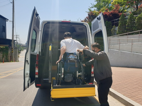 특별교통수단 (버스 형태의 쏠라티차량) _ 휠체어를 이용하는 중중장애인의 여행여가를 지원하고 있다.