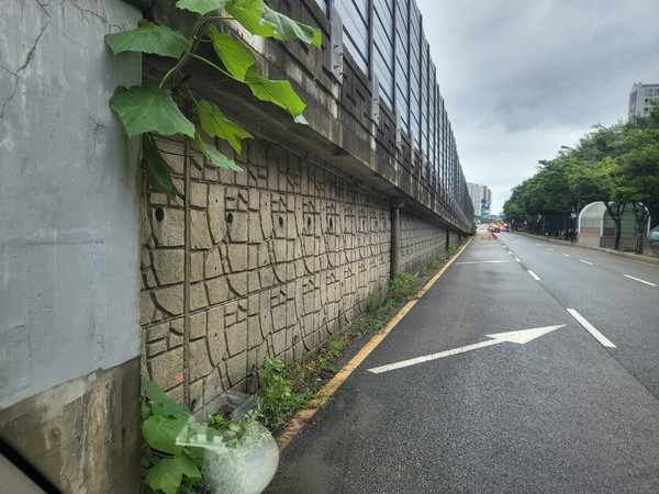 지난 17일 점검한 영통고가차도 옹벽의 모습 [사진=수원시]