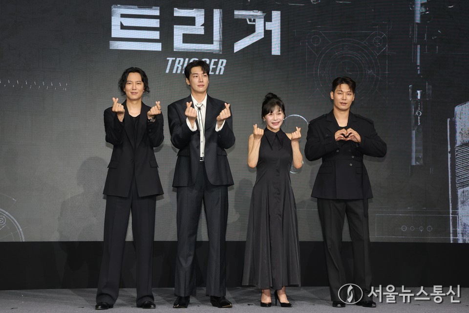 배우 김남길(왼쪽부터), 김영광, 길해연, 박훈이 22일 오전 서울 마포구 호텔 나루에서 열린 넷플릭스 시리즈 '트리거'(감독 권오승) 제작발표회에서 포즈를 취하고 있다. (사진=이성현 기자) 2025.07.22, snakorea.rc@gmail.com , *재판매 및 DB 금지