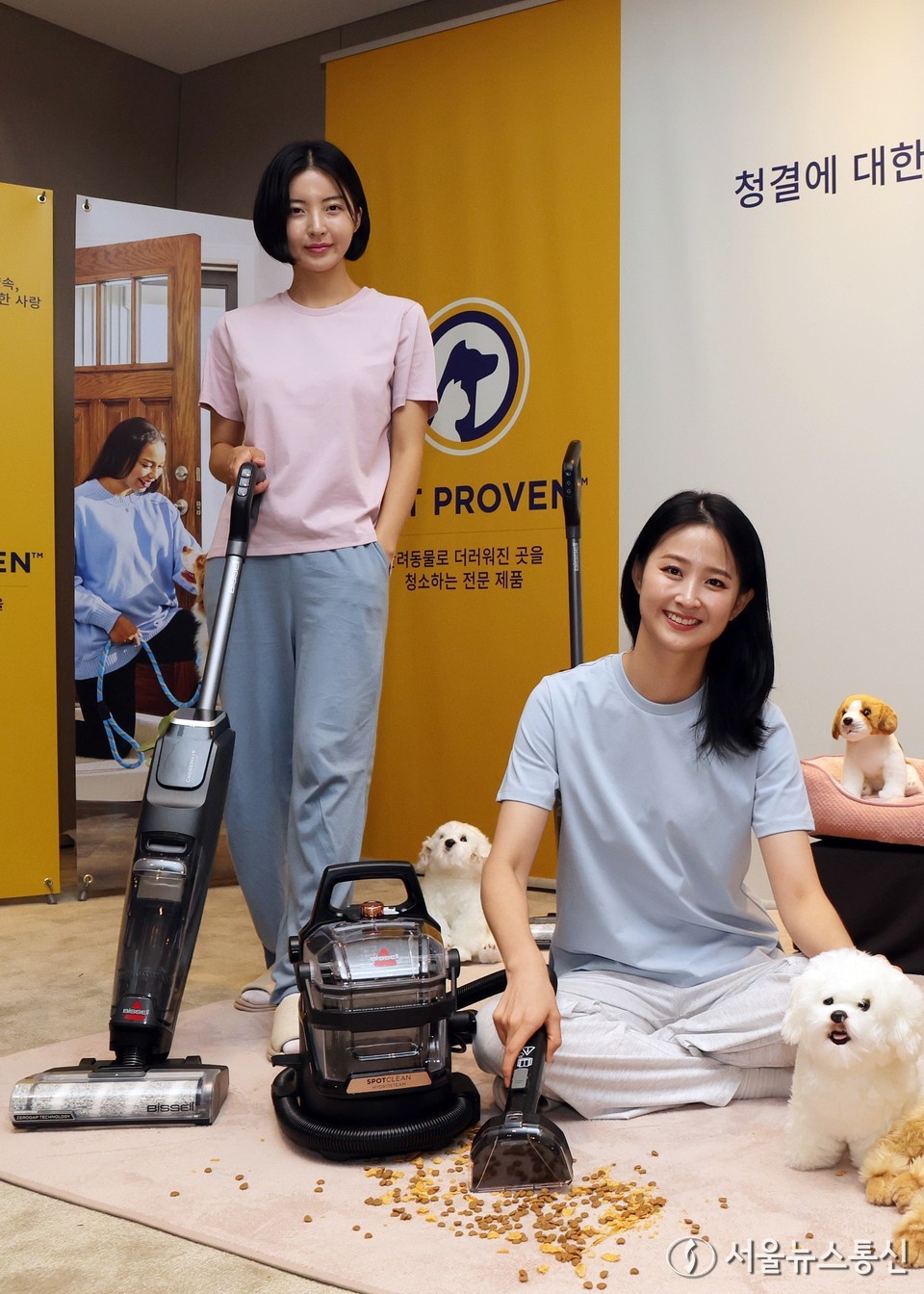 22일 오전 서울 중구 더플라자호텔에서 모델들이 반려동물 맞춤 홈클리닝 전문 브랜드 비쎌 청소기를 선보이고 있다. (사진=신현성 기자) 2025.07.22, snakorea.rc@gmail.com , *재판매 및 DB 금지