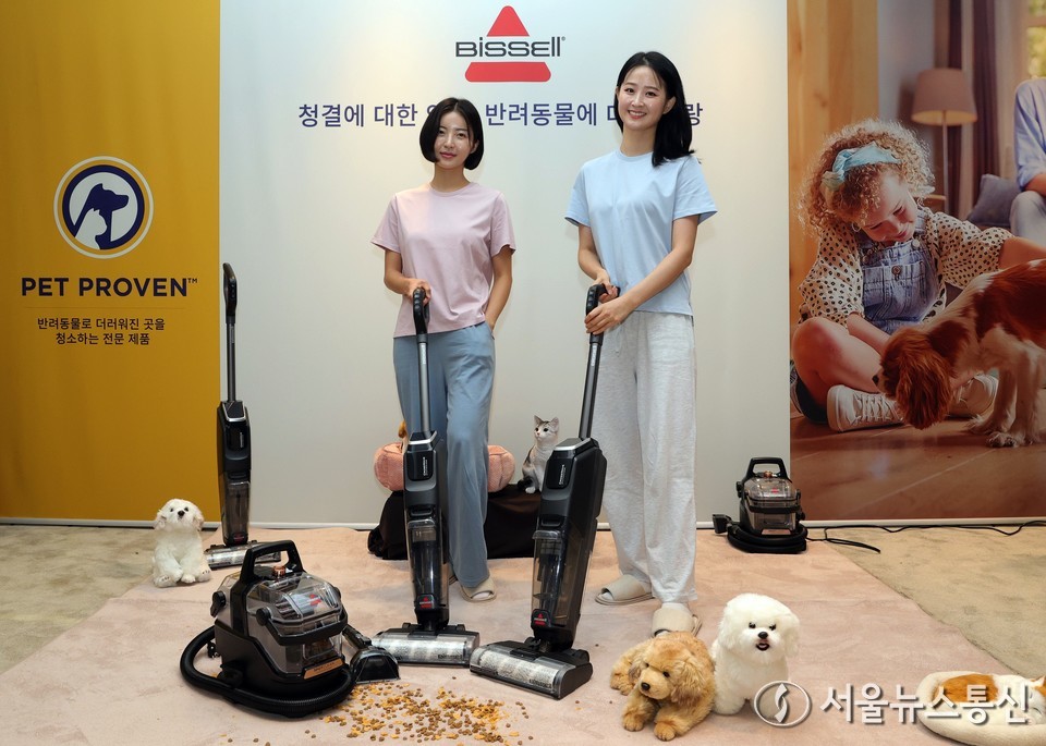 22일 오전 서울 중구 더플라자호텔에서 모델들이 반려동물 맞춤 홈클리닝 전문 브랜드 비쎌 청소기를 선보이고 있다. (사진=신현성 기자) 2025.07.22, snakorea.rc@gmail.com , *재판매 및 DB 금지