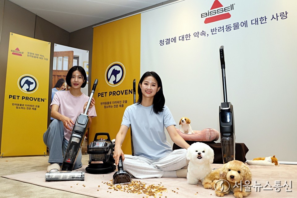 22일 오전 서울 중구 더플라자호텔에서 모델들이 반려동물 맞춤 홈클리닝 전문 브랜드 비쎌 청소기를 선보이고 있다. (사진=신현성 기자) 2025.07.22, snakorea.rc@gmail.com , *재판매 및 DB 금지