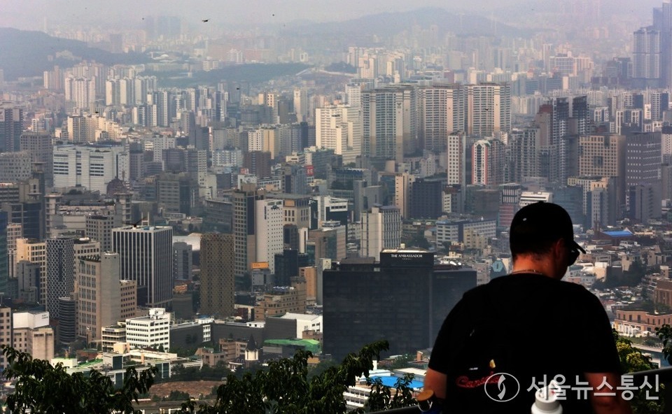 정부의 6·27 부동산 대책 발표 이후 서울을 비롯한 수도권 부동산 시장이 급속히 얼어붙고 있다. (남산에서 바라본 풍경) / 사진 = 서울뉴스통신 이성현 기자