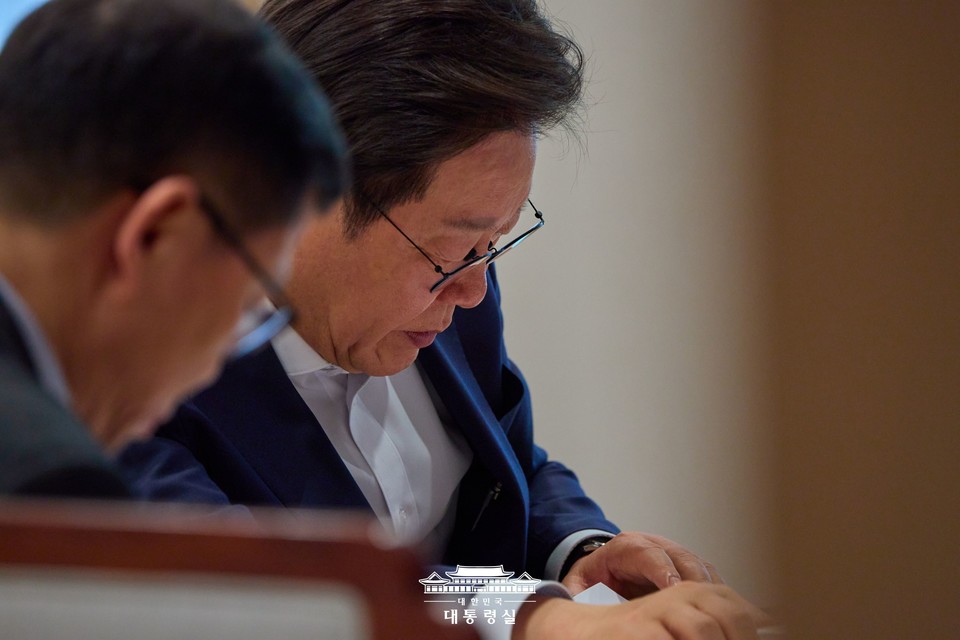 이재명 대통령이 24일 서울 용산 대통령실 청사에서 열린 제5차 수석보좌관회의에서 자료를 검토하고 있다. (2025.07.24) / 사진 = 대통령실