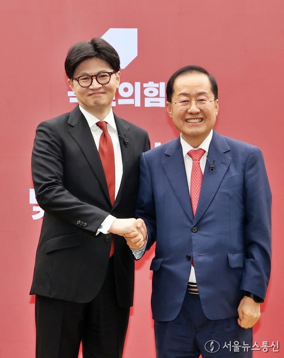 한동훈, 홍준표 국민의힘 대선 경선 후보가 23일 오후 서울 여의도 국민의힘 중앙당사에서 열린 제21대 대통령후보자 선출을 위한 2차 경선 토론회 미디어 데이에서 서로를 1:1 맞수 토론 상대로 선택한 뒤 기념촬영을 하고 있다. (2025.04.23) / 사진 = 서울뉴스통신 이민희 기자