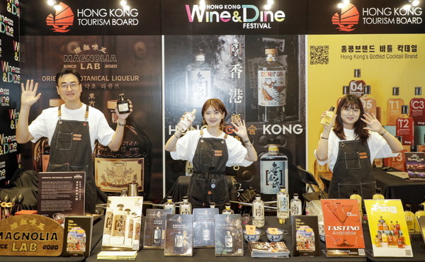 홍콩관광청이 오는 27일까지 ‘2025 서울바앤스피릿쇼’에 참가해 3개의 홍콩 로컬 주류 브랜드를 선보인다.홍콩 로컬 주류 브랜드 ▲N.I.P ▲매그놀리아랩(Magnolia Lab) ▲핑(Ping)의 제품이 전시된 홍콩관광청 부스. (사진제공 홍콩관광청) 2025.07.26, snakorea.rc@gmail.com , *재판매 및 DB 금지