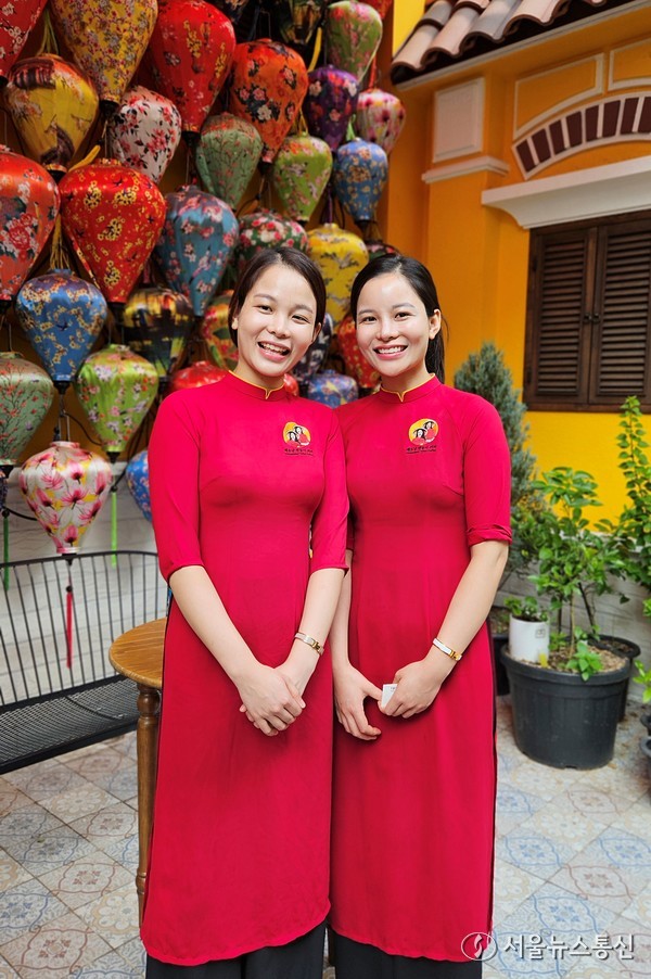 루엔(왼쪽), 루안 베트남 쌍둥이 자매가 ‘베트남 쌍둥이 반세오’식당 외부에서 기념촬영하고 있다. 사진 이민희 기자 2025.07.30, snakorea.rc@gmail.com , *재판매 및 DB 금지