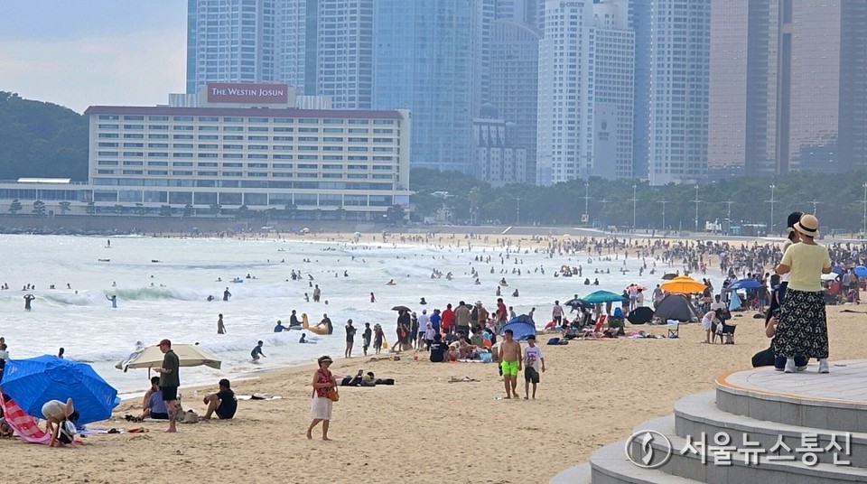 휴가철을 맞아 해변과 바다로 향하는 이들이 많아진 가운데, 여름철 물놀이 이후 주의해야 할 중증 감염병에 대한 경고가 나오고 있다. (해운대)) / 사진 = 서울뉴스통신 최정인 기자