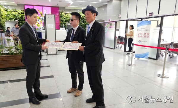 이근철 국민연대 대표와 김선홍 행·의정감시네트워크중앙회장이 30일 오후 세종시 보건복지부 로비에서 조규홍 전 복지부 장관 등을 직무유기로 경찰에 고발한 서류를 접수하고 있다. 사진 이민희 기자 2025.07.31, snakorea.rc@gmail.com , *재판매 및 DB 금지