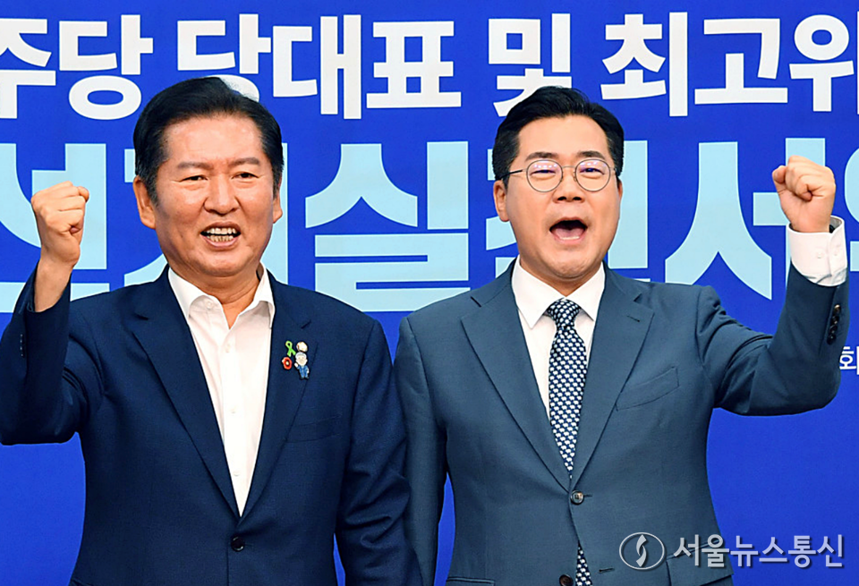 정청래(왼쪽), 박찬대 더불어민주당 당대표 후보가 15일 오전 서울 여의도 국회에서 열린 공명선거실천서약식에서 손을 잡고 기념촬영을 하고 있다. 사진 신현성 기자 (2025.07.15) / snakorea.rc@gmail.com