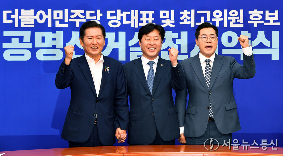 정청래, 박찬대(오른쪽) 더불어민주당 당대표 후보, 황명선(가운데) 최고위원후보가 15일 오전 서울 여의도 국회에서 열린 공명선거실천서약식에서 손을 잡고 기념촬영을 하고 있다. 2025.07.15, snakorea.rc@gmail.com , *재판매 및 DB 금지