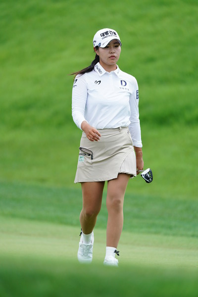 성유진이 2일 치러진 한국여자프로골프투어 2025 시즌 상반기 마지막 대회인 ‘2025 오로라월드 레이디스 챔피언십’대회 3라운드서 티샷 후 걸어나가고 있다. (사진제공 골프채널) 2025.08.02, snakorea.rc@gmail.com , *재판매 및 DB 금지