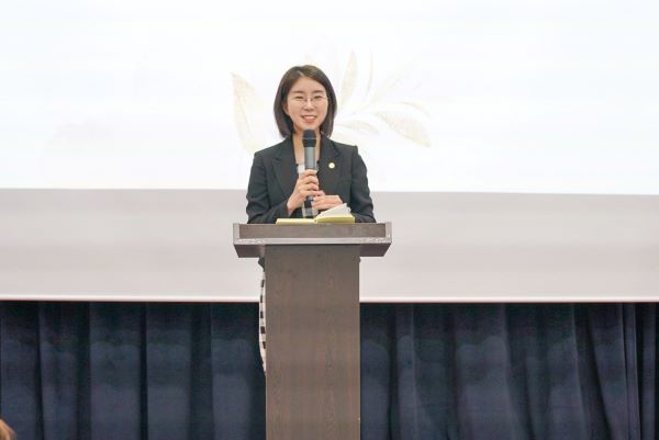 ㈔세계여성평화그룹(IWPG) 윤현숙 전 대표가 1일 서울 스페이스쉐어 서울중부센터에서 열린 대표이사 이·취임식에서 이임사를 하고 있다