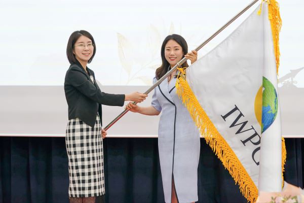 ㈔세계여성평화그룹(IWPG) 전나영 신임 대표가 1일 서울 스페이스쉐어 서울중부센터에서 열린 대표이사 이·취임식에서 윤현숙 전 대표로부터 깃발을 전달받고 있다