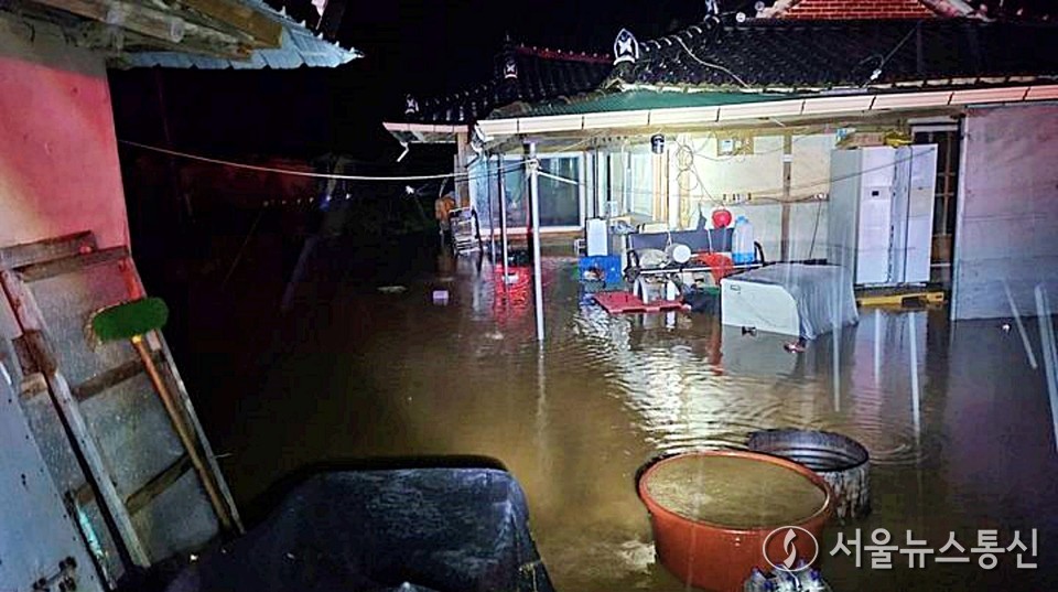 전날 오후 전남 무안군 한 주택이 폭우로 물에 잠겨 있다. (2025.08.04) / 사진 = 전남도소방본부 제공