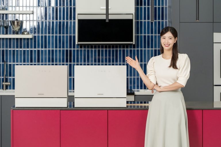 삼성전자 모델이 에너지 효율을 강화한 2025년형 ‘비스포크 식기세척기 카운터탑’ 신제품을 소개하고 있다. (사진=삼성전자 제공) 2025.08.05, snakorea.rc@gmail.com , *재판매 및 DB 금지