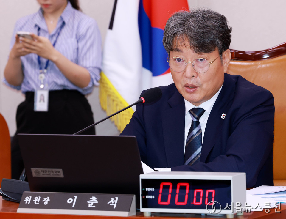 이춘석 국회 법제사법위원장이 1일 오후 서울 여의도 국회에서 열린 법제사법위원회 전체회의에서 인사말을 하고 있다. (2025.07.01) / 사진 = 서울뉴스통신 신현성 기자