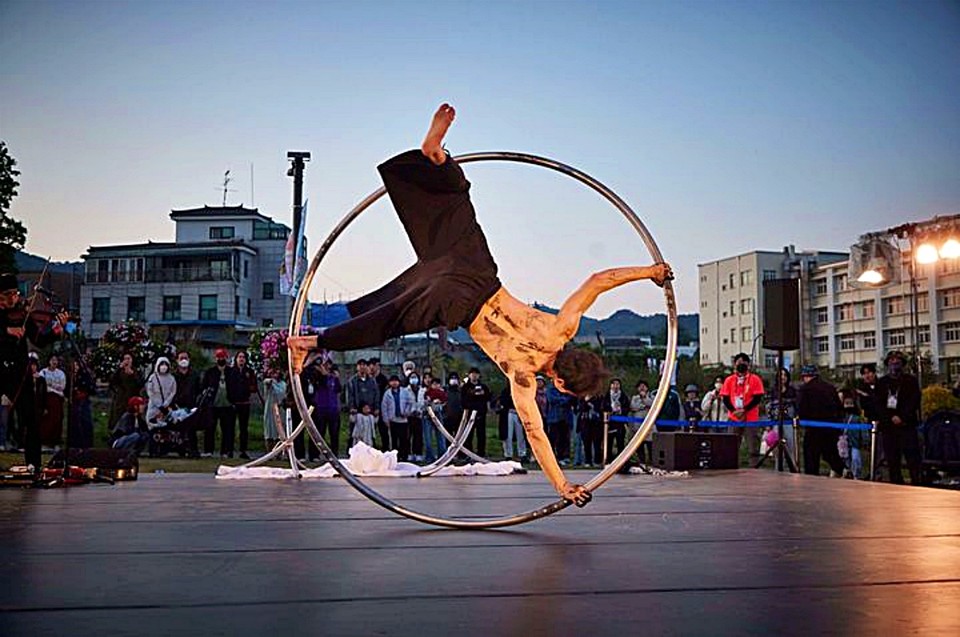국립극단 명동예술극장 '한낮의 명동극' 참여 공연팀 코드세시의 공연 모습. / 사진 = 서울문화재단 제공