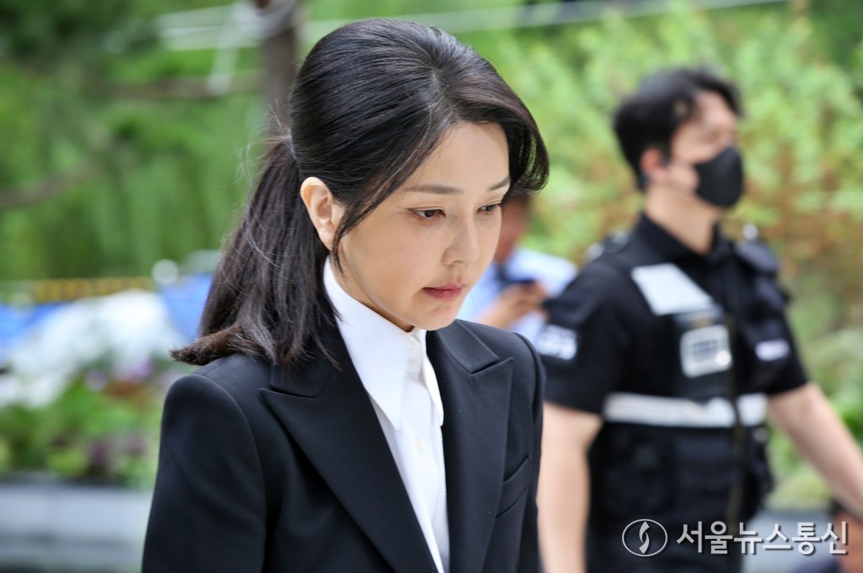 도이치모터스 주가조작 연루 의혹 등을 받는 김건희 여사가 6일 오전 서울 종로구 김건희 특검팀(특별검사 민중기)사무실에 피의자 신분으로 소환되고 있다. (2025.08.06) / 사진 = 서울뉴스통신 신현성 기자