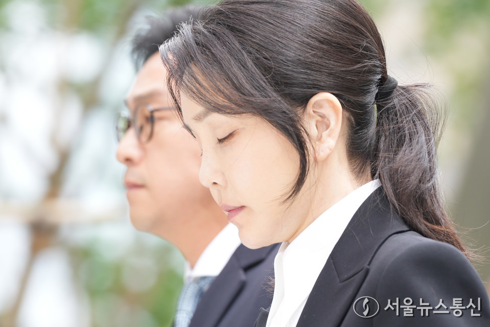 도이치모터스 주가조작 연루 의혹 등을 받는 김건희 여사가 6일 오전 서울 종로구 김건희 특검팀(특별검사 민중기)사무실에 피의자 신분으로 출석하고 있다. (사진=신현성 기자) 2025.08.06, snakorea.rc@gmail.com , *재판매 및 DB 금지