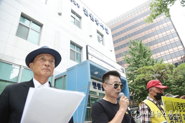 국민생명안전네트워크, 국민연대, 행·의정감시네트워크 중앙회 등 시민단체는 6일 서울경찰청 정문 앞에서 긴급 공동 기자회견을 열고, 서울 방배경찰서의 y 사랑병원 고발 사건 처리 과정에 대한 경찰의 책임 있는 해명과 검찰의 후속 조치를 강력히 촉구한다고 밝혔다. 사진 이민희 기자 2025.08.07, snakorea.rc@gmail.com , *재판매 및 DB 금지