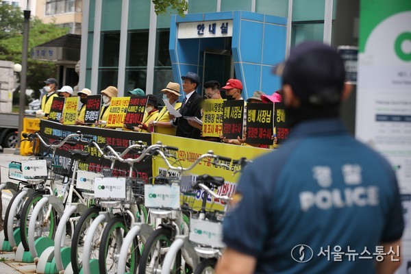 국민생명안전네트워크, 국민연대, 행·의정감시네트워크 중앙회 등 시민단체는 6일 서울경찰청 정문 앞에서 긴급 공동 기자회견을 열고, 서울 방배경찰서의 y 사랑병원 고발 사건 처리 과정에 대한 서울경찰청의 책임 있는 해명과 검찰의 후속 조치를 강력히 촉구한다고 밝혔다. 사진 이민희 기자 2025.08.07, snakorea.rc@gmail.com , *재판매 및 DB 금지