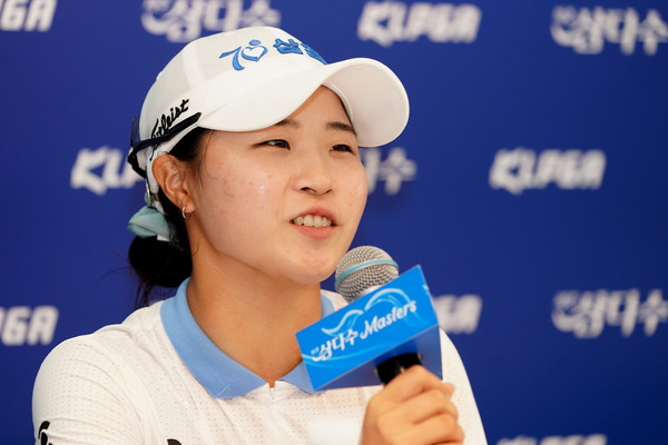 고지원이 10일 제주 사이프러스 골프 앤 리조트에서 열린 한국여자프로골프투어 ‘2025 제12회 제주 삼다수 마스터스’4R 대회에서 생애 첫 우승을 차지한 후 기자회견서 기자들의 질의에 답하고 있다. 사진제공 골프채널 2025.08.10, snakorea.rc@gmail.com , *재판매 및 DB 금지