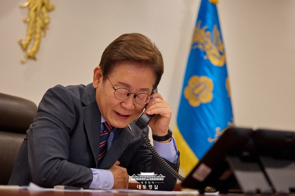 이재명 대통령이 12일 서울 용산구 대통령실 청사 집무실에서 르엉 끄엉 베트남 국가주석과 전화 통화를 하고 있다. (2025.06.12) / 사진 = 대통령실 제공