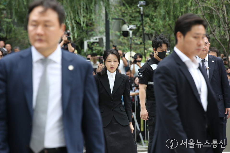 도이치모터스 주가조작 연루 의혹 등을 받는 김건희 여사가 6일 오전 서울 종로구 김건희 특검팀(특별검사 민중기)사무실에 피의자 신분으로 출석하고 있다. 2025.08.06, snakorea.rc@gmail.com , *재판매 및 DB 금지