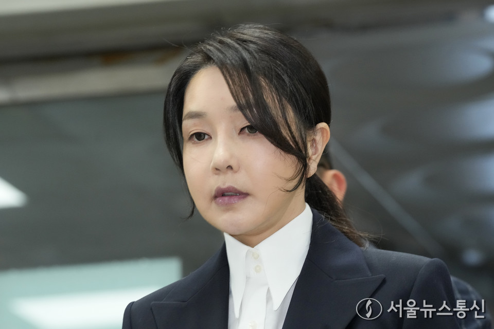 자본시장과 금융투자업에 관한 법률 위반, 정치자금법 위반, 특정범죄 가중처벌 등에 관한 법률 위반(알선수재) 등의 혐의를 받는 윤석열 전 대통령 부인 김건희 여사가 12일 오전 서울 서초구 서울중앙지법에서 열린 구속 전 피의자 심문(영장실질심사)에 출석하고 있다. (2025.08.12) / 사진 = 공동취재