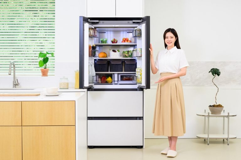 삼성전자 모델이 ‘비스포크 AI 김치플러스 키친핏 맥스’ 김치냉장고 신제품을 소개하고 있다. (사진=삼성전자 제공) 2025.08.13, snakorea.rc@gmail.com , *재판매 및 DB 금지