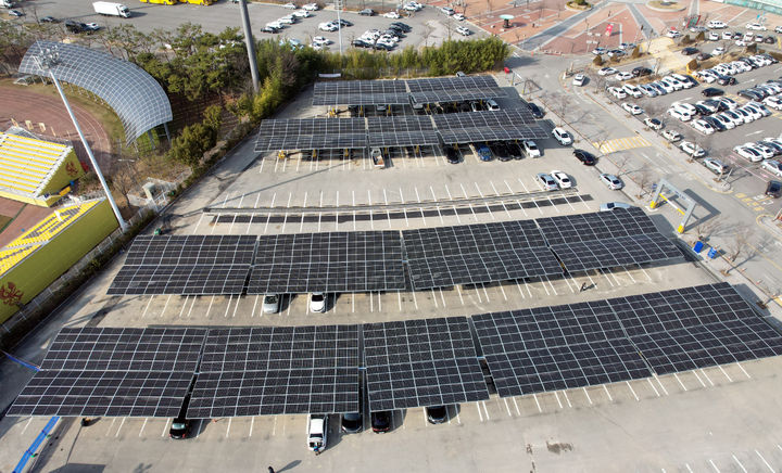 광주 월드컵경기장 주차장 부지에 조성된 태양광 발전소. / 사진 = 광주도시공사 제공