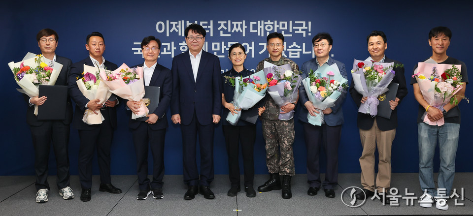이한주 국정기획위원회 위원장이 14일 오전 서울 종로구 정부서울청사 창성동 별관에서 열린 국정기획위원회 해단식에서 자문위원 및 실무요원들에게 표창장을 전달한 후 기념촬영을 하고 있다. (사진=국정기획위원회 제공) 2025.08.14, snakorea.rc@gmail.com , *재판매 및 DB 금지