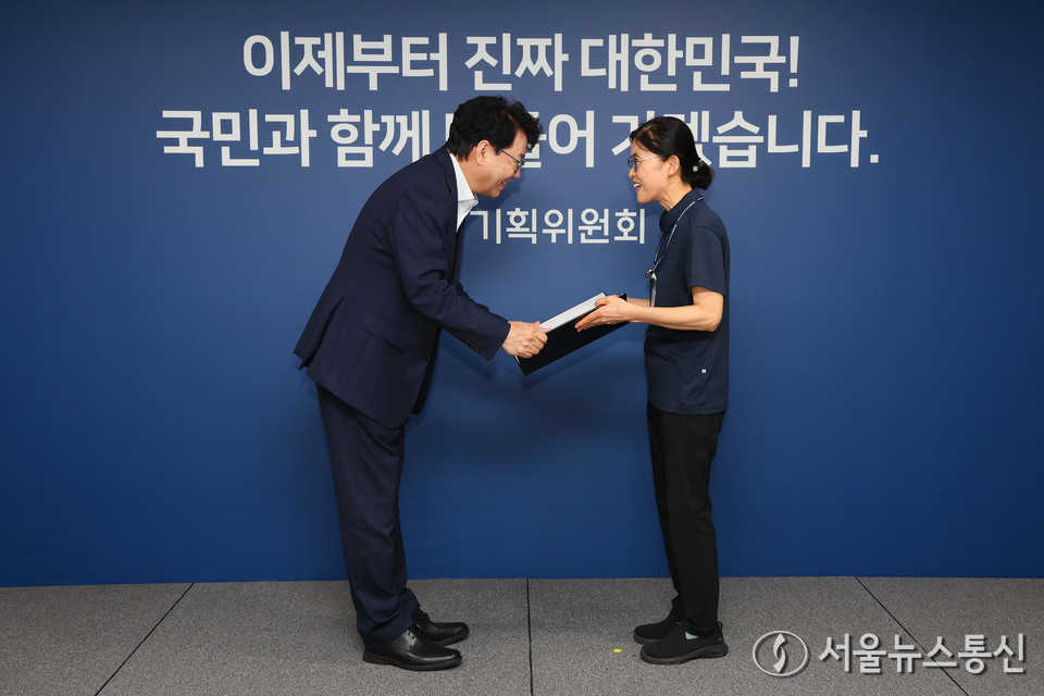 이한주 국정기획위원회 위원장이 14일 오전 서울 종로구 정부서울청사 창성동 별관에서 열린 국정기획위원회 해단식에서 위원회 활동에 도움을 준 자문위원과 실무요원들에게 표창을 수여하고 있다. (사진=국정기획위원회 제공) 2025.08.14, snakorea.rc@gmail.com , *재판매 및 DB 금지