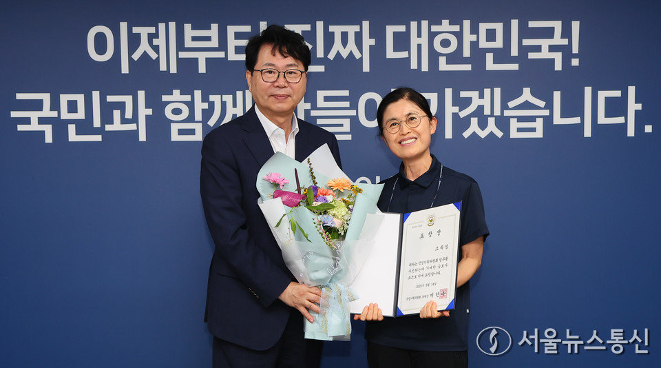 이한주 국정기획위원회 위원장이 14일 오전 서울 종로구 정부서울청사 창성동 별관에서 열린 국정기획위원회 해단식에서 위원회 활동에 도움을 준 자문위원과 실무요원들에게 표창을 수여하고 있다. (사진=국정기획위원회 제공) 2025.08.14, snakorea.rc@gmail.com , *재판매 및 DB 금지