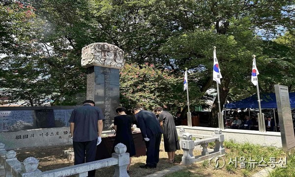 초산 김상윤 선생의 유족들이 14일 밀양시 상남면 기산리에 소재한 의열투쟁 기념비 앞에서 분향하고 있다.