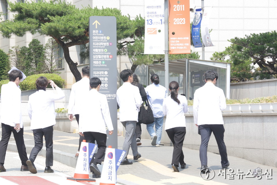 사진은 10일 서울의 한 대형병원에서 의료진이 이동하고 있는 모습. (2024.06.10) / 사진 = 서울뉴스통신 이성현 기자