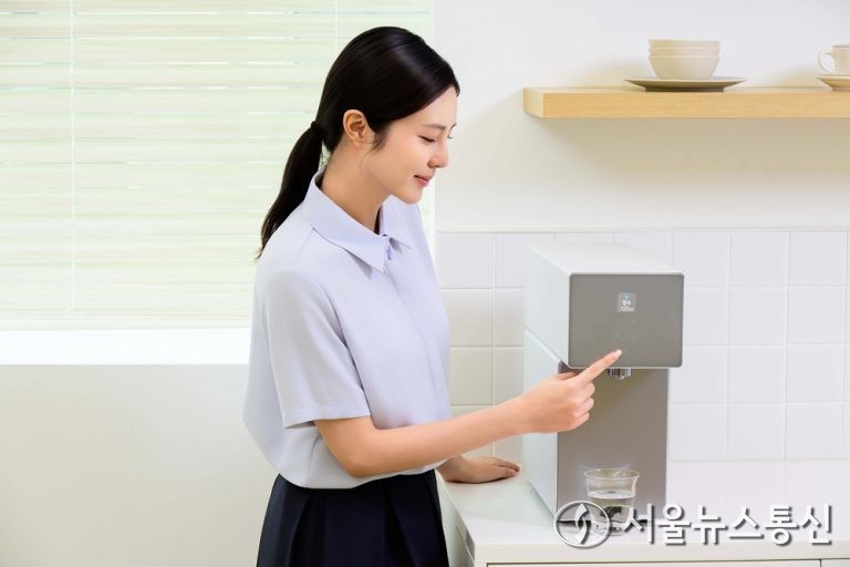 삼성전자가 국내 업계 최다 82종의 유해물질을 걸러내는 ‘비스포크 AI 정수기 카운터탑’ 신제품을 18일 출시했다고 밝혔다. 삼성전자 모델이 비스포크 AI 정수기 카운터탑을 소개하고 있다. (사진=삼성전자 제공) 2025.08.18, snakorea.rc@gmail.com , *재판매 및 DB 금지