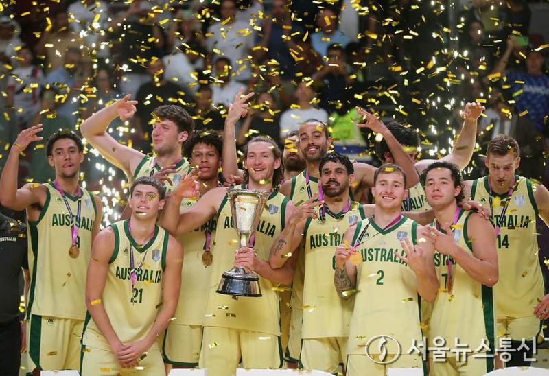 17일(현지시간) 사우디아라비아 제다에서 열린 FIBA 아시아컵 시상식에서 호주 선수들이 우승을 축하하고 있다. 2025.8.18/사진=신화/서울뉴스통신