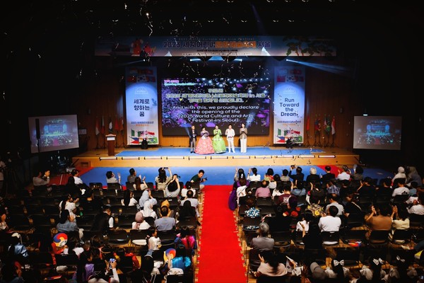 김지연 위원장과 고문단(김길연, 안병운, 조원경, 이광재)이 개막선언문을 낭독하고 있다. (사진제공 세계문화예술교류위원회)2025.08.18, snakorea.rc@gmail.com , *재판매 및 DB 금지