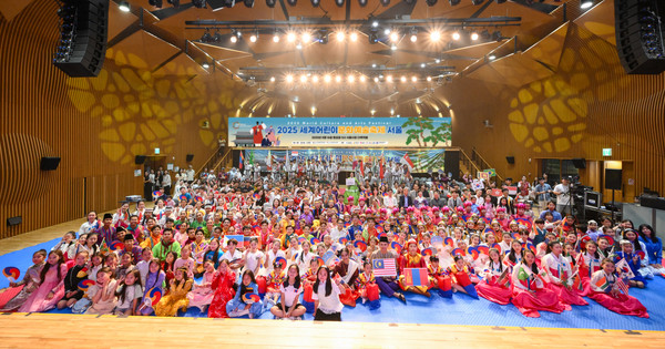 12개국 어린이‧청소년 예술인재들이 축제를 마치고 단체 기념촬영을 하고 있다. (사진제공 세계문화예술교류위) 2025.08.18, snakorea.rc@gmail.com , *재판매 및 DB 금지