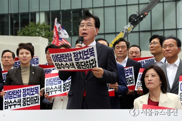 송언석 국민의힘 비상대책위원장 겸 원내대표를 비롯한 국민의힘 의원들이 18일 오후 서울 종로구 KT 광화문빌딩 웨스트에 마련된 김건희 여사 의혹을 수사하는 민중기 특별검사 사무실 앞에서 열린 '국민의힘 현장 비상의원총회-야당탄압 정치보복 압수수색 항의방문'에서 피켓을 들고 구호를 외치고 있다. (사진 신현성 기자) 2025.08.18, snakorea.rc@gmail.com , *재판매 및 DB 금지