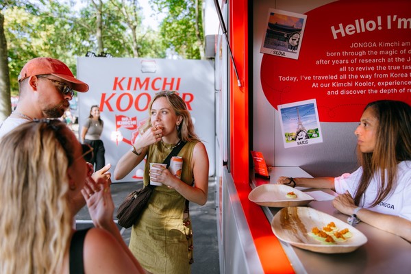 대상 종가, 런던 대표 뮤직 페스티벌 ‘APE 2025’ 참가… ’유럽 시장 공략’ (2)_'테이스팅존'에서 김치 요리를 맛보는 방문객 모습 (사진제공 대상) 2025.08.20, snakorea.rc@gmail.com , *재판매 및 DB 금지