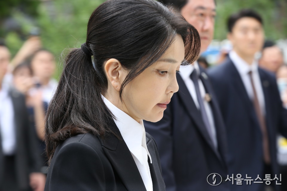 도이치모터스 주가조작 연루 의혹 등을 받는 김건희 여사가 6일 오전 서울 종로구 김건희 특검팀(특별검사 민중기)사무실에 피의자 신분으로 출석하고 있다. (사진=신현성 기자) 2025.08.06, snakorea.rc@gmail.com , *재판매 및 DB 금지