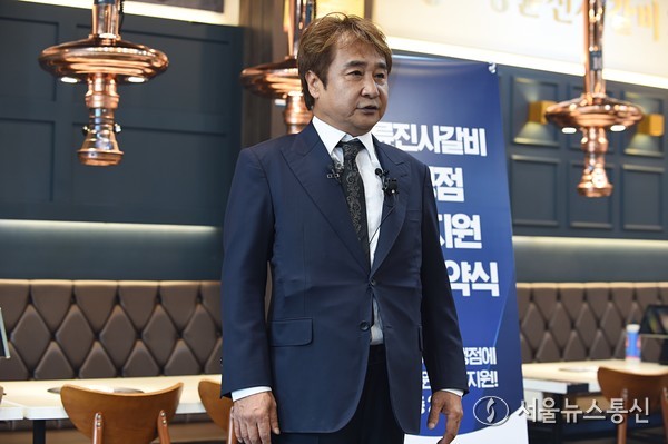 강형준 명륜진사갈비 대표(사진)는 지난 20일 명륜진사갈비 서울 강동구청점에서 가진 기자회견에서 '가맹점이 살아야 본사도 산다'는 신념으로 전국 540여 가맹점에 각 550만 원씩, 총 29억원의 월세를 지원했다“고 밝히며, ”앞으로도 명륜진사갈비는 상생경영을 지속하며, 끝까지 점주님들과 함께 하겠다."고 강조했다. 사진 신현성 기자 2025.08.22, snakorea.rc@gmail.com , *재판매 및 DB 금지