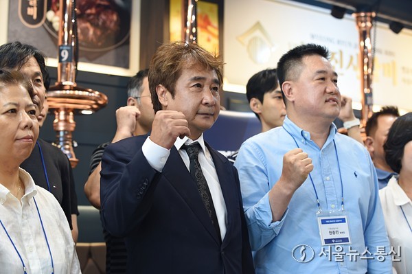 강형준 명륜진사갈비 대표(사진)는 지난 20일 명륜진사갈비 서울 강동구청점에서 가진 기자회견에서 '가맹점이 살아야 본사도 산다'는 신념으로 전국 540여 가맹점에 각 550만 원씩, 총 29억원의 월세를 지원했다“고 밝히며, ”앞으로도 명륜진사갈비는 상생경영을 지속하며, 끝까지 점주님들과 함께 하겠다."고 강조했다. 강 대표가 가맹점주들과 상생 경영을 다짐하고 있다. 사진 신현성 기자 2025.08.22, snakorea.rc@gmail.com , *재판매 및 DB 금지