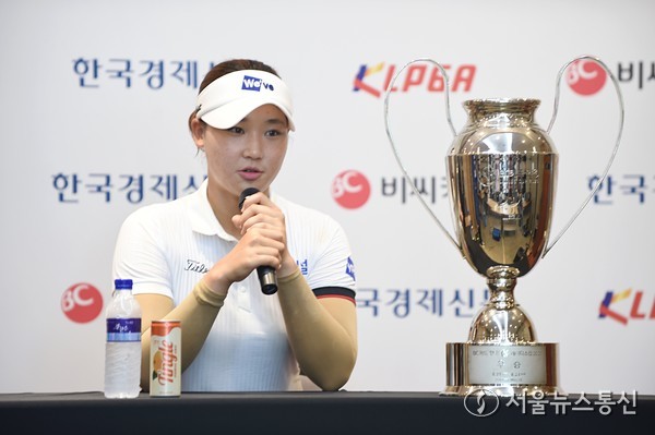 24일 포천힐스 컨트리클럽에서 펼쳐진 제11회 ‘BC카드·한경 레이디스컵 2025’ 한국여자프로골프투어 대회 마지막날, KLPGA투어 추천 선수로 대회에 참여한 신예 김민솔이 우승컵을 이글 한방으로 가져갔다. 코스레코드와 와이어투와이어도 그의 것이었다. (사진 이민희 기자) 2025.08.24, snakorea.rc@gmail.com , *재판매 및 DB 금지