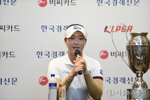 24일 포천힐스 컨트리클럽에서 펼쳐진 제11회 ‘BC카드·한경 레이디스컵 2025’ 한국여자프로골프투어 대회 마지막날, KLPGA투어 추천 선수로 대회에 참여한 신예 김민솔이 우승컵을 이글 한방으로 가져갔다. 코스레코드와 와이어투와이어도 그의 것이었다. (사진 이민희 기자) 2025.08.24, snakorea.rc@gmail.com , *재판매 및 DB 금지