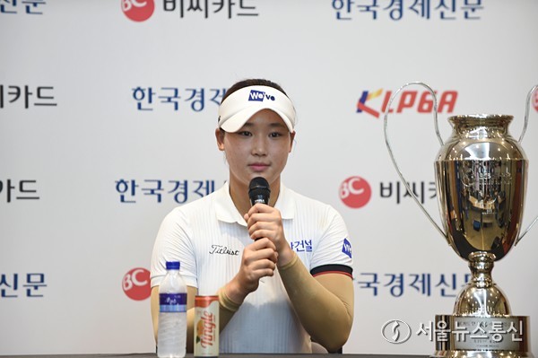 24일 포천힐스 컨트리클럽에서 펼쳐진 제11회 ‘BC카드·한경 레이디스컵 2025’ 한국여자프로골프투어 대회 마지막날, KLPGA투어 추천 선수로 대회에 참여한 신예 김민솔이 우승컵을 이글 한방으로 가져갔다. 코스레코드와 와이어투와이어도 그의 것이었다. (사진 이민희 기자) 2025.08.24, snakorea.rc@gmail.com , *재판매 및 DB 금지