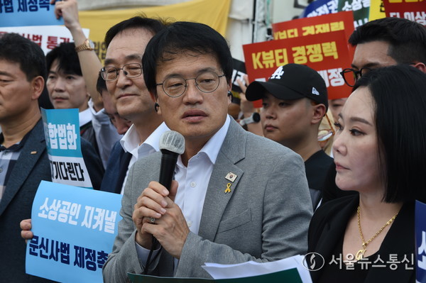 소상공인연합회와 (사)대한문신사중앙회가 20일 국회 앞에서 기자회견을 열고 있다. 박주민 보건복지위원장이 국회앞에서 기자회견에 참석하고 있다. 사진 이민희 기자 2025.08.24, snakorea.rc@gmail.com , *재판매 및 DB 금지